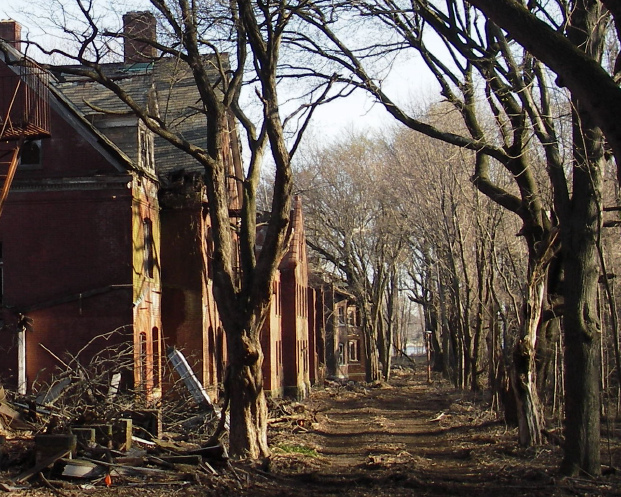 Completely neglected and deteriorated. Author: Pequotio CC BY-SA 2.0