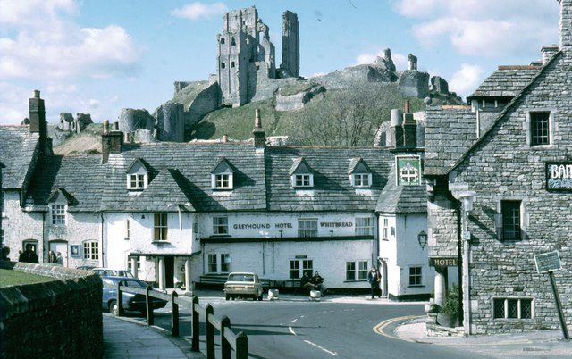 Corfe Castle in 1980 before the bequeathment of the castle, and subsequent restoration/ Author: Sarah Charlesworth – CC BY-SA 2.0