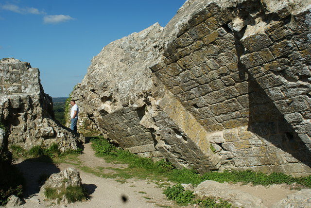 In the 17th century, Corfe Castle was demolished by order of parliament/ Author: Peter Trimming – CC BY-SA 2.0