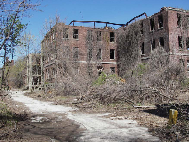 Decaying buildings at Fort Slocum. Author: Pequotio CC BY-SA 2.0