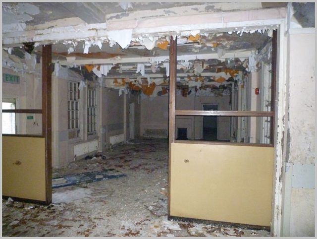 Decaying interior. Author: Skin – ubx CC BY 2.0