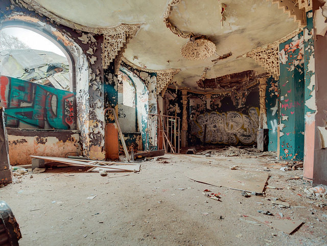 Faded luxury. Author: Coral Beetle CC BY-SA 2.0