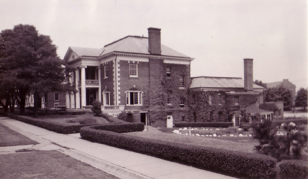 Fort Slocum building back in its days. Author: Pequotio CC BY-SA 2.0