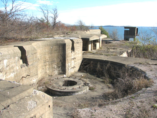 Ten-inch gun emplacements at Fort Strong (2009) – Author: Pgrig – CC BY-SA 3.0