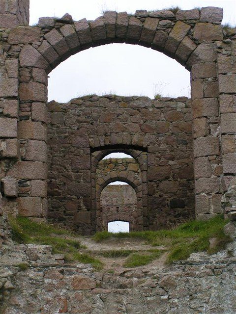 Inside the ruins of the castle. Author: Karen Vemon. CC BY-SA 2.0