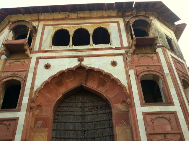 It served as a royal summer palace during the Mughal era. Author: Ekabhishek. CC BY-SA 3.0