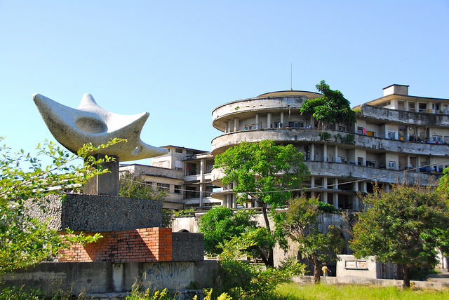 It was the most luxurious hotel in Africa which operated for only eight years. Author: F Mira. CC BY-SA 2.0