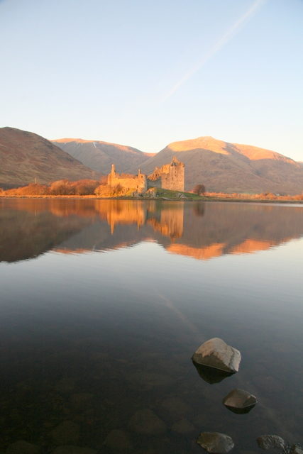 View at the castle from the lake shore/ Author: Dan – CC BY-SA 2.0