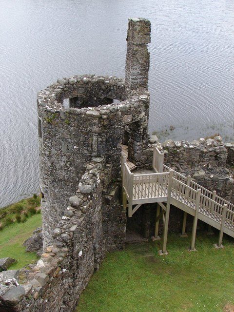 Ruined Tower/ Author: John Proctor – CC BY-SA 2.0