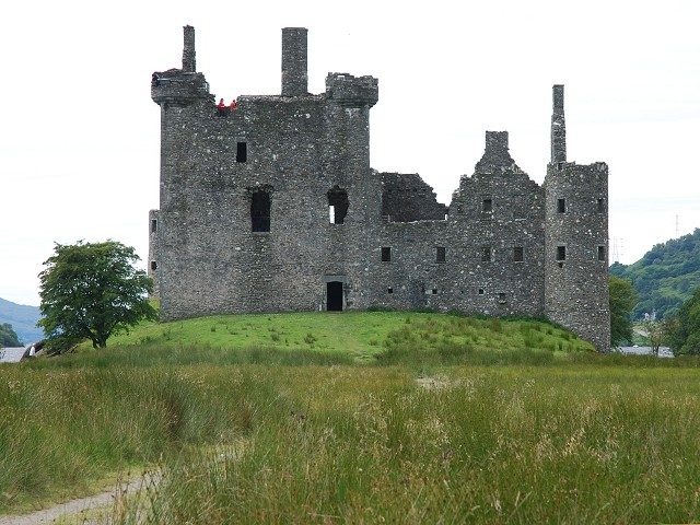 The tower-house (left) and the barracks (right)/ Author: Patrick Mackie – CC BY-SA 2.0