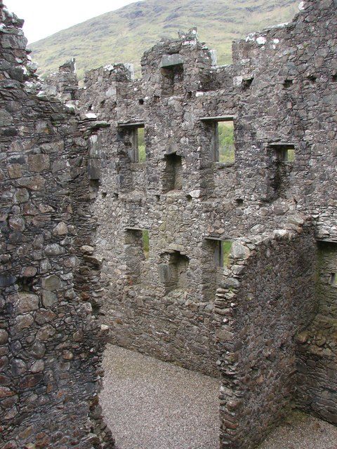 The interior of the ruined castle/ Author: John Proctor – CC BY-SA 2.0