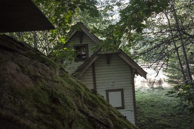Abandoned structures in the ghost town of Lester, Washington. Author: BryonDavis. CC0