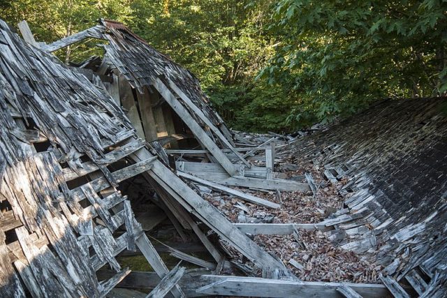 Collapsed roof of the abandoned warehouse in Lester, Washington. Author: BryonDavis. CC0
