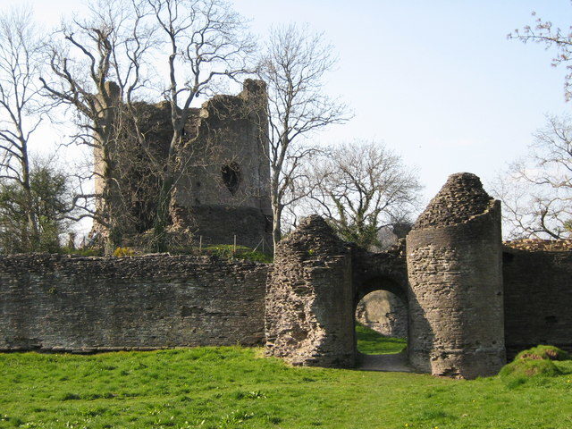 The gatehouse, outer wall, and keep of Longtown Castle. Author: George Evans CC BY-SA 2.0