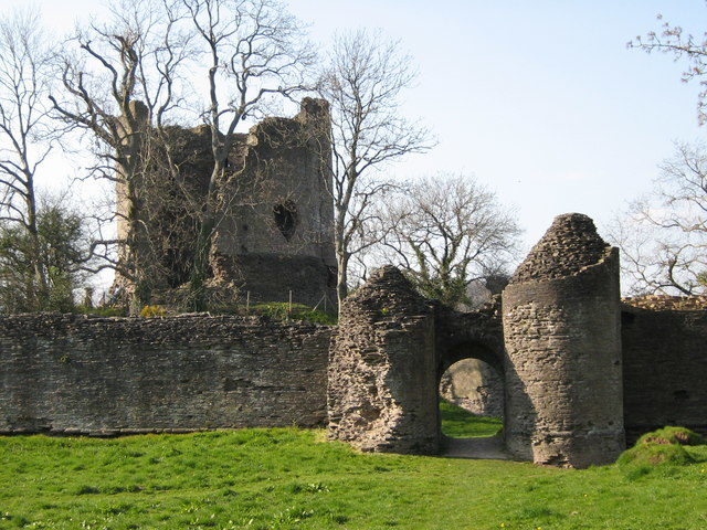 The gatehouse, outer wall, and keep of Longtown Castle. Author: George Evans CC BY-SA 2.0