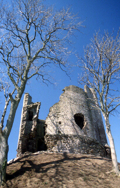 The keep: Author: Crispin Purdye -CC BY-SA 2.0