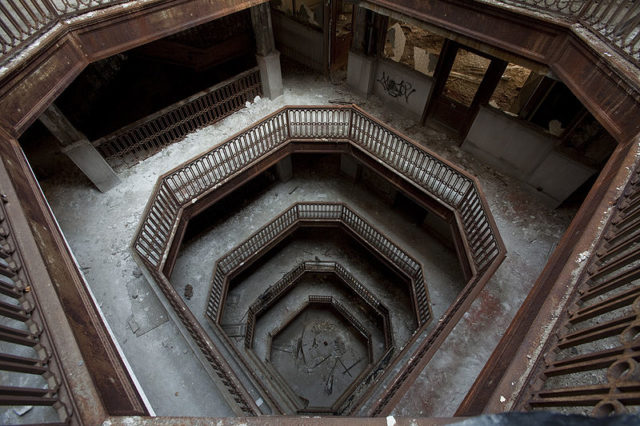 Looking down at the light court. Author: Albert duce CC BY-SA 3.0