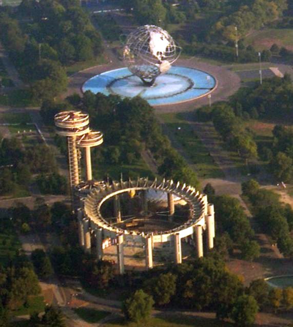Aerial view of some remaining structures in Flushing Meadows in 2004, including the ruins of the New York State Pavilion in the foreground – Author: Sfoskett / MegA – CC BY-SA 3.0