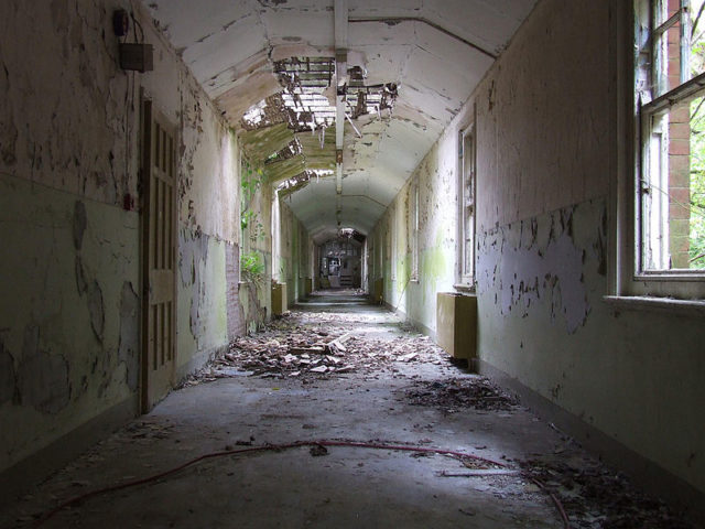 One of the long corridors. Author: Paulio Geordio. CC BY 2.0