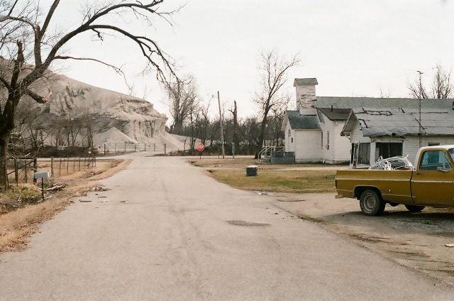 The mining waste was located very near to neighborhoods in the town, 2008/ Author: Tim Dowd – CC BY 3.0