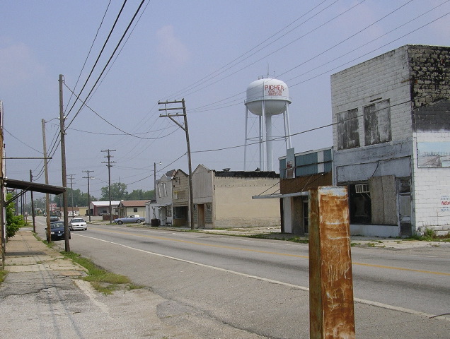 A view looking north along Connell Ave, which was the main business district, 2007. The Picher Water Tower stands in the background/ Author: Tim Dowd – CC BY 3.0