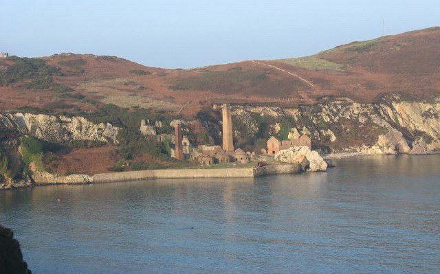 Porth Wen Brick Factory Works at high water. Finished products were shipped from the Brick Works at high water/ Author: Eric Jones – CC BY-SA 2.0