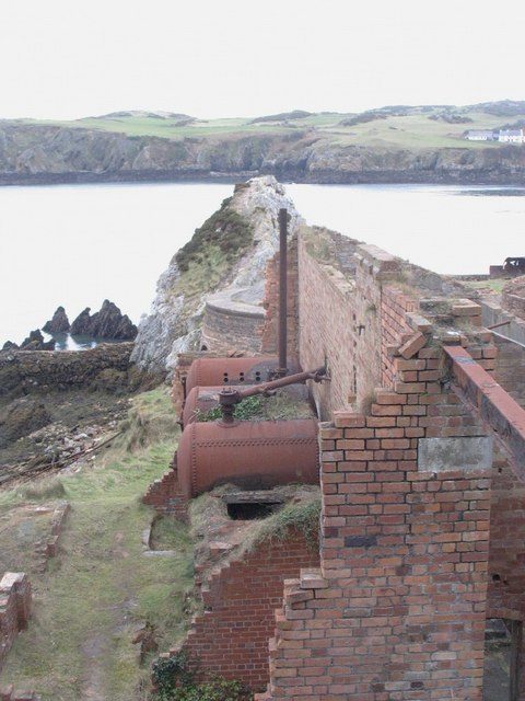 Ruined boiler house/ Author: Eric Jones – CC BY-SA 2.0