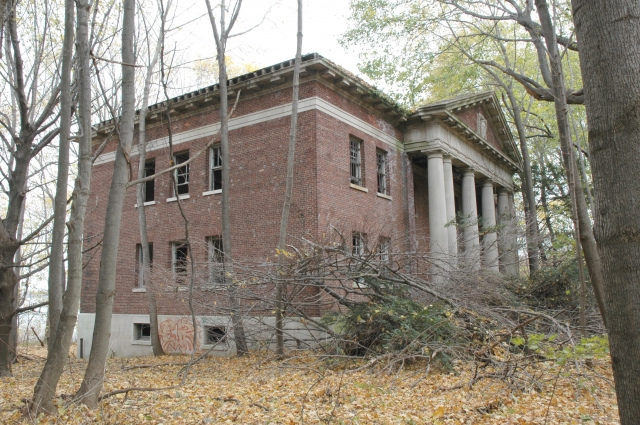 Side view of an abandoned building. Author: Pequotio CC BY-SA 2.0