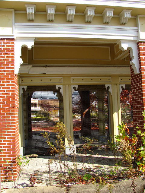 The closed front gate. Author: Jeremy Thompson CC BY 2.0
