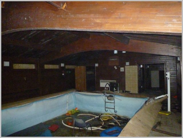 The empty pool. Author: Skin – ubx CC BY 2.0