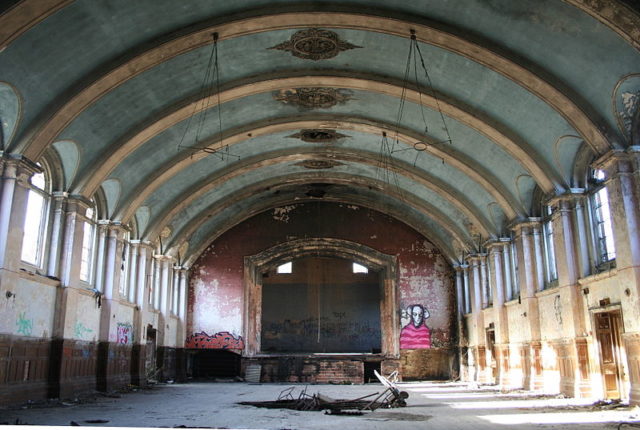 The hospital’s main hall. Author: Tuna-baron. CC BY-SA 3.0