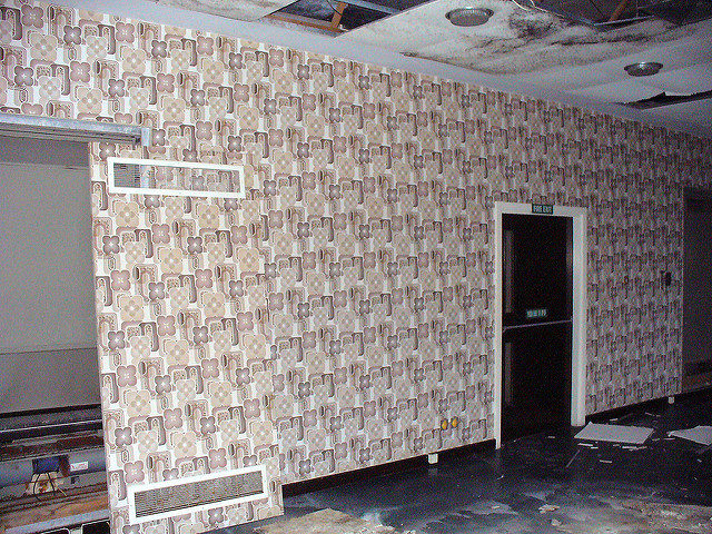The interior decorated with then-modern, now-vintage wallpaper. Author: Graeme Maclean. CC BY 2.0