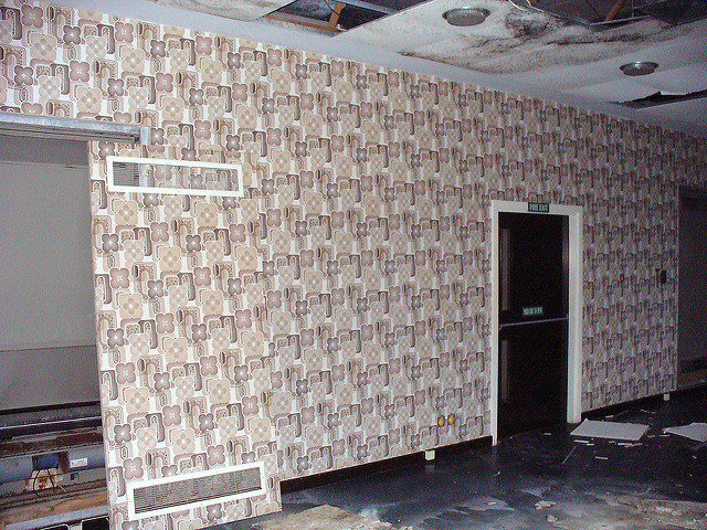 The interior decorated with then-modern, now-vintage wallpaper. Author: Graeme Maclean. CC BY 2.0