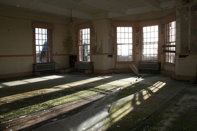 The large bay windows of the day room. Author: Tuna-baron. CC BY-SA 3.0
