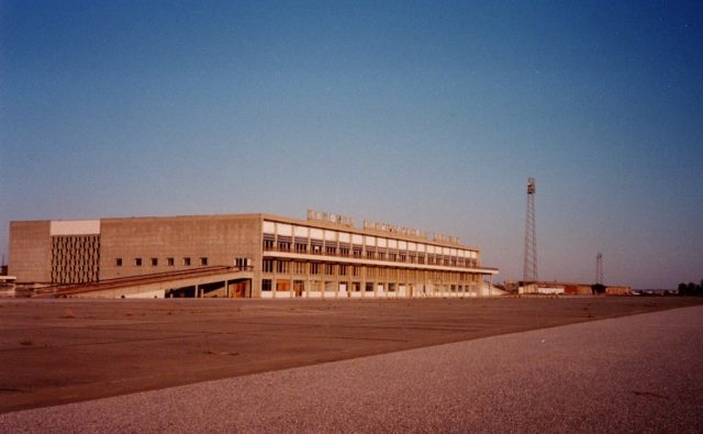 The now-derelict passenger terminal. Author: User:Gustavobw CC BY-SA 3.0