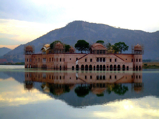 The Palace is situated in the center of the Man Sagar Lake in Jaipur. Author: saturnism. CC BY-SA 2.0