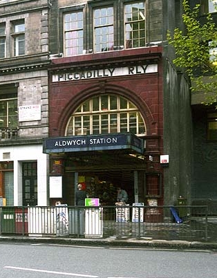 The station entrance before closure. Author: Phillip Perry CC BY-SA 2.0