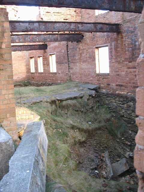 The collapsed floor of the brick work’s workshop/ Author: Eric Jones – CC BY-SA 2.0