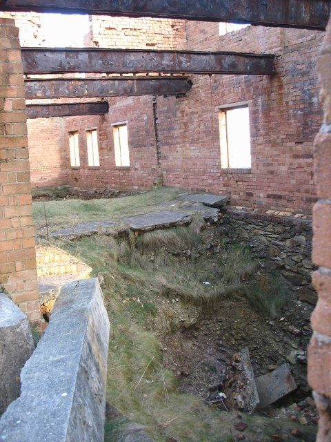 The collapsed floor of the brick work’s workshop/ Author: Eric Jones – CC BY-SA 2.0