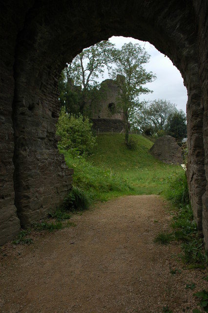 The Keep of Longtown Castle framed by the arch of the gatehouse. Author: Philip Halling – CC BY-SA 2.0