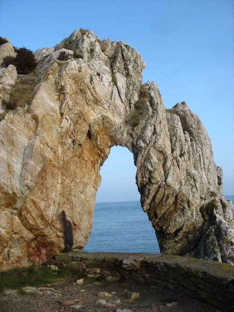 The Porth Wen Sea Arch/ Author: Eric Jones – CC BY-SA 2.0