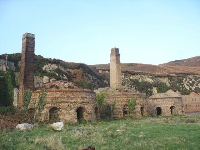 Kilns and chimneys/ Author: Eric Jones – CC BY-SA 2.0