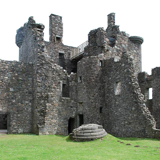 In front of the tower-house are the remains of the south-west turret which landed in one piece upside down/ Author: Patrick Mackie – CC BY-SA 2.0