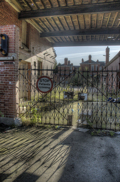 Through the locked gates. Author: Jason Rogers. CC BY 2.0