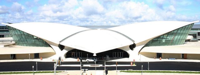 Ehemaliges TWA-Terminal am John F. Kennedy International Airport in New York, from parking garage roof – Author: Roland Arhelger – CC BY-SA 4.0