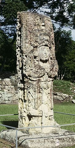 Stela H at Copán, ordered by Uaxaclajuun Ub’aah K’awiil. Author: HJPD – CC BY 3.0
