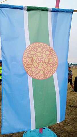 Current flag of the Tere-Khol district, Tyva. Heraldic images of ancient coins discovered in excavations in Por-Bazhyn. Author: Vika Salchak – CC BY-SA 4.0