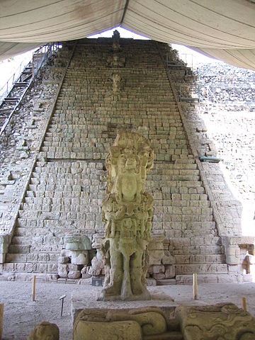 Stela M and the Hieroglyphic Stairway. Author: Peter Andersen – CC BY 2.5