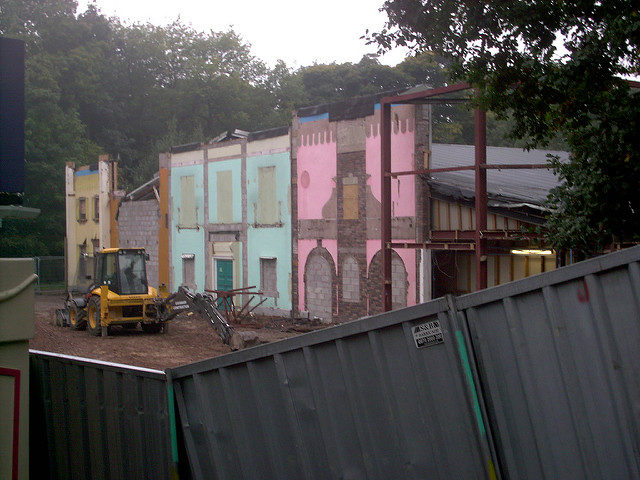 The construction of Charlie and the Chocolate Factory. In this initial stage, it was the tearing down of the old Toyland Tours facade – Author: Matthew Wells – CC by 2.0