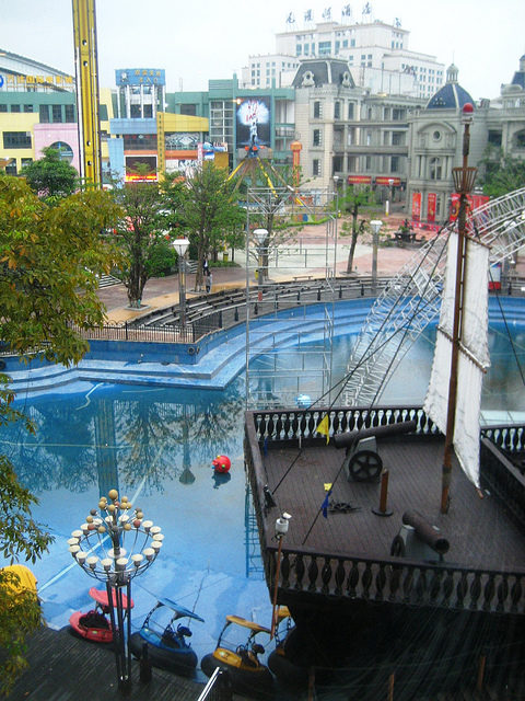 New South China Mall looking over the Caribbean theme park – Author: macchi – CC by 2.0